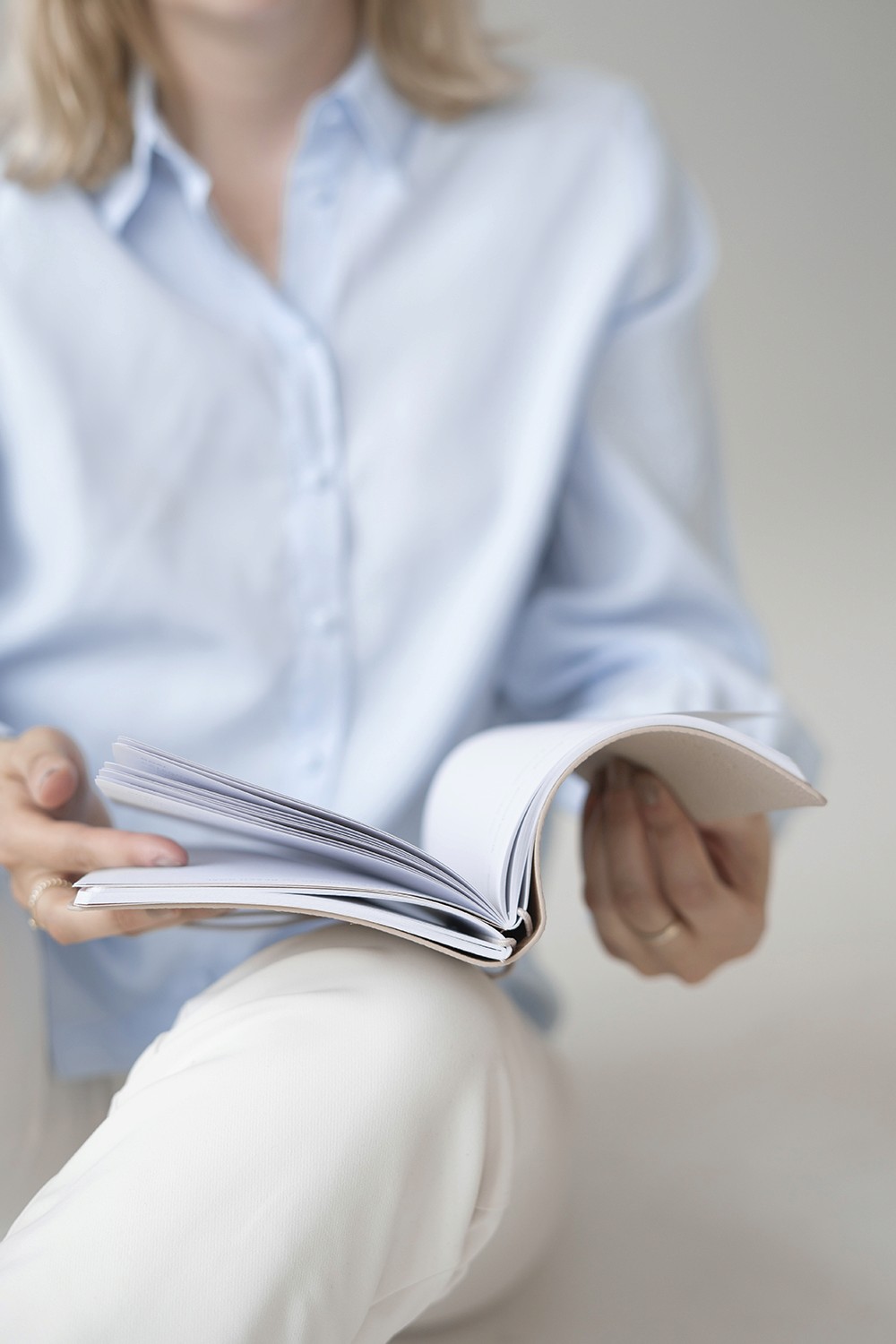 Isabell Klingert mit Fachbuch